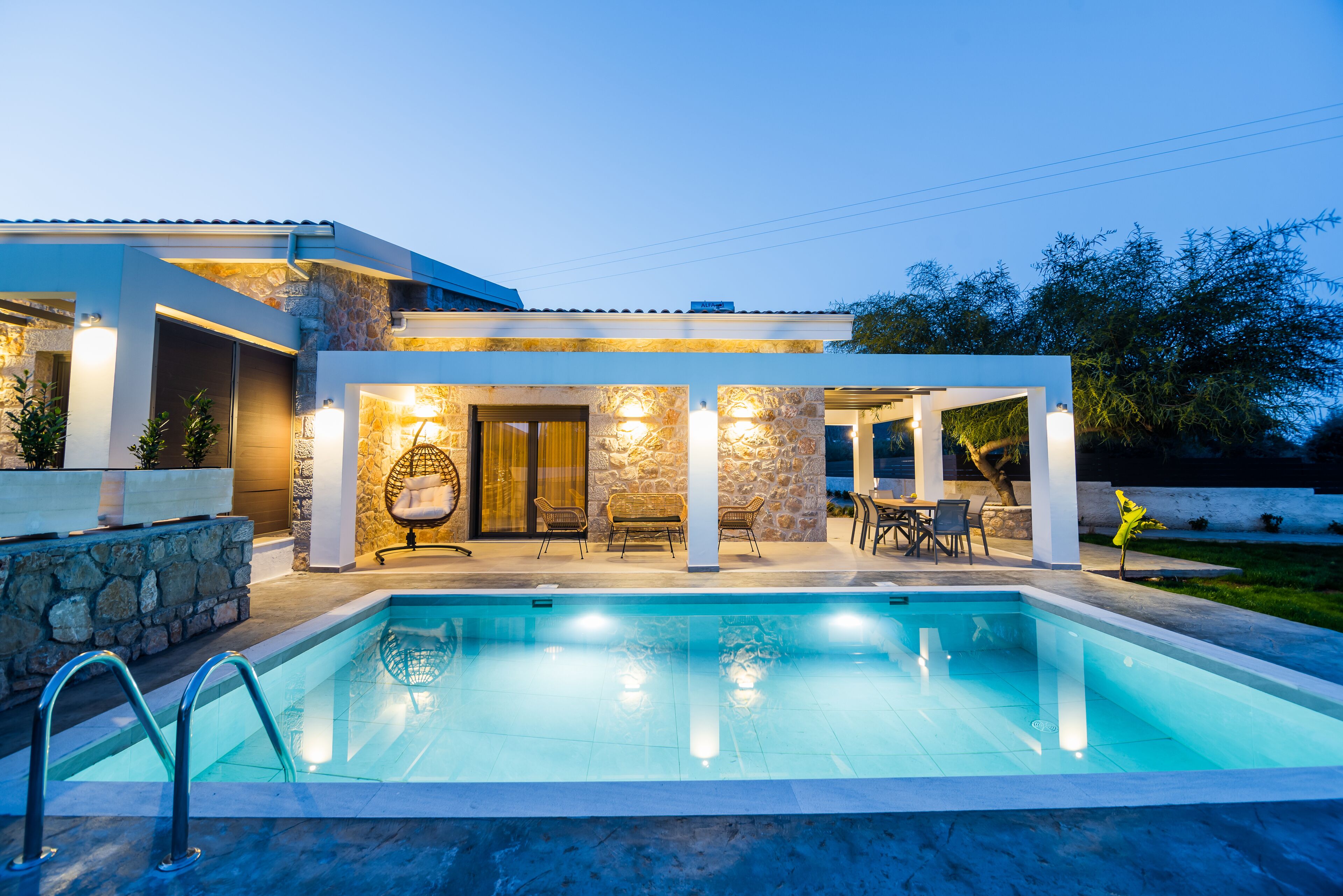 Hồ bơi ngoài trời phục vụ theo mùa 