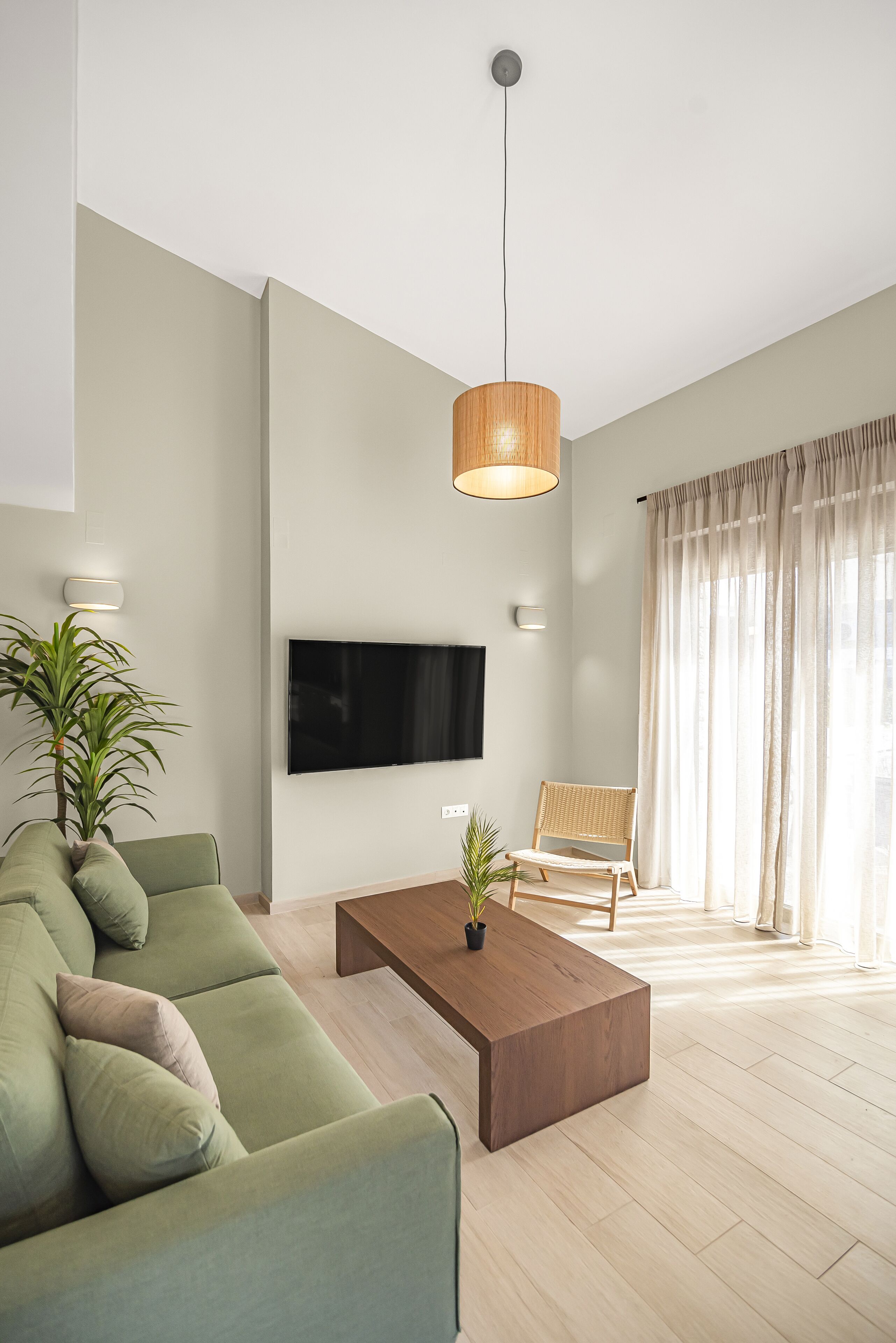Villa Deluxe | Área de sala de estar | Smart TV de 43 pulgadas con canales digitales 