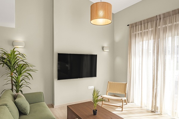 Villa Deluxe | Área de sala de estar | Smart TV de 43 pulgadas con canales digitales