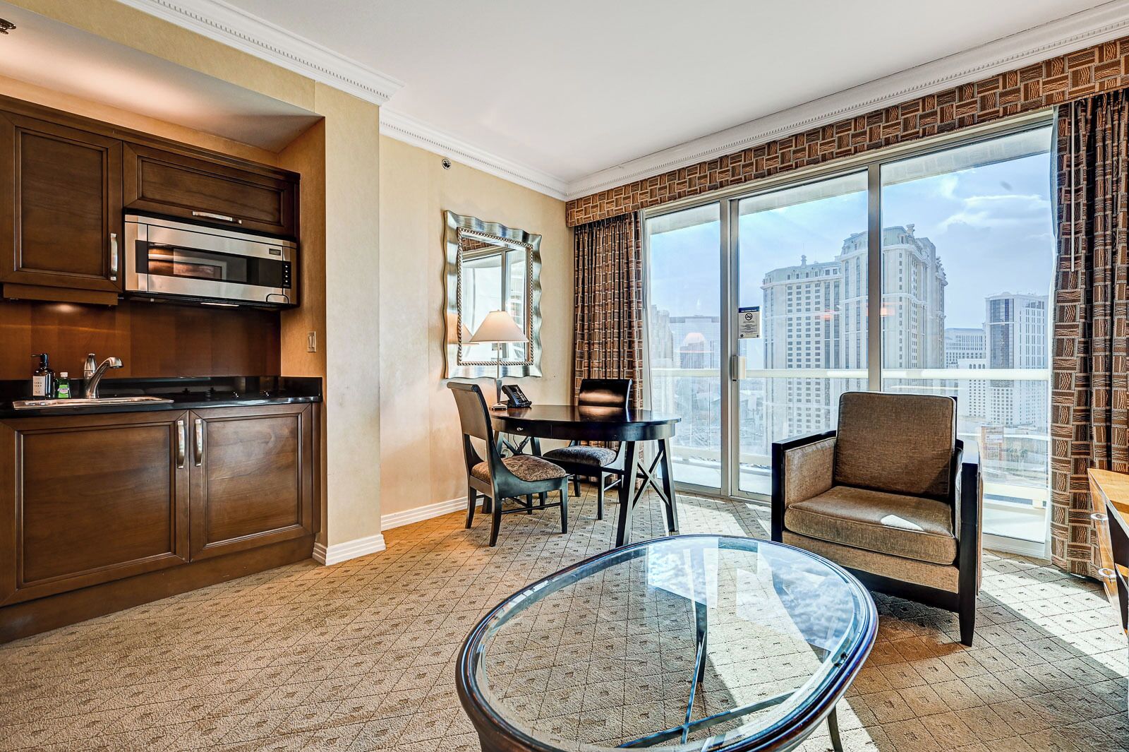 Familie suite, niet-roken, bubbelbad | Een kluis op de kamer, individueel gedecoreerd, individueel gemeubileerd