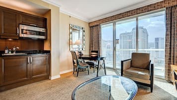 Suíte família, para não fumantes, banheira de hidromassagem | Cofres nos quartos, individualmente decorados