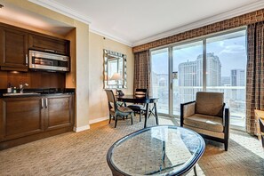 家庭套房, 非吸煙房, 按摩浴缸 | 客房內保險箱、獨特裝潢、布置獨特、遮光布/窗簾