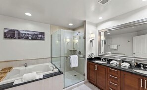 Suite familiar, para no fumadores, hidromasaje | Baño | Tina y regadera independientes y tina de hidromasaje 