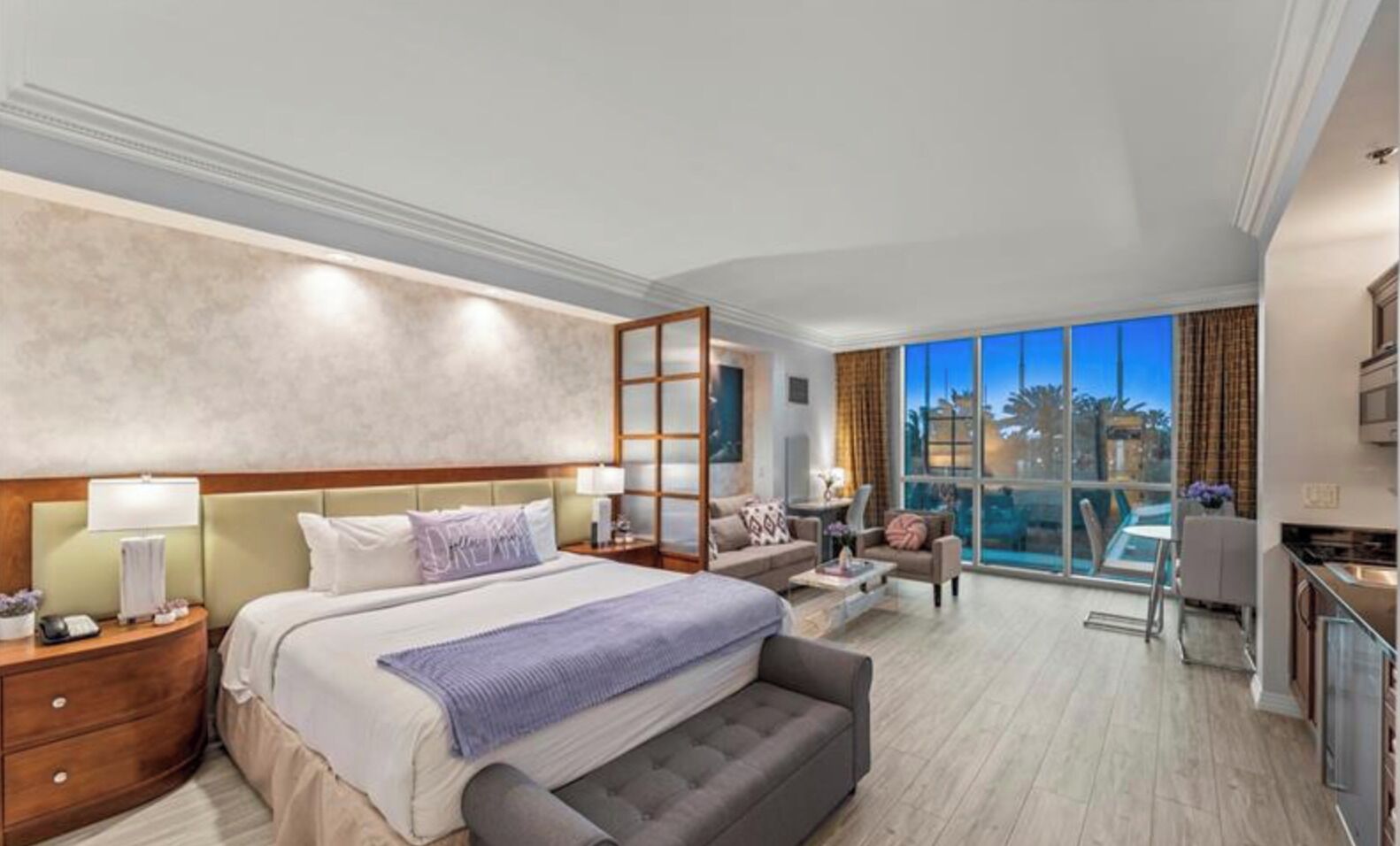 Suite familiare, non fumatori, idromassaggio | Una cassaforte in camera, con stile personalizzato