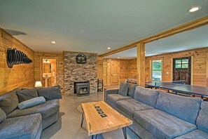 TV connectée, cheminée, baby-foot, table de tennis de table