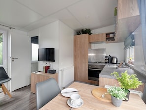 Fridge, oven, cookware/dishes/utensils