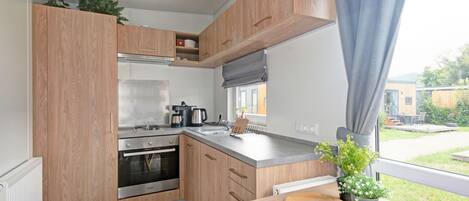 Réfrigérateur, four, batterie de cuisine, vaisselle et ustensiles