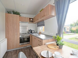Kühlschrank, Ofen, Kochgeschirr/Geschirr/Besteck