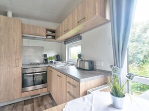 Kjøleskap, ovn og kjøkkenutstyr