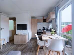 Fridge, oven, cookware/dishes/utensils