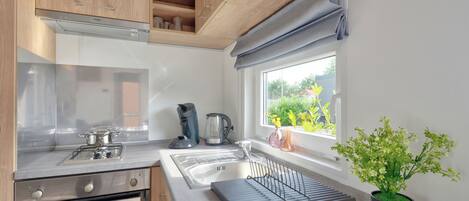 Fridge, oven, cookware/dishes/utensils