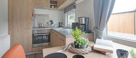 Fridge, oven, cookware/dishes/utensils