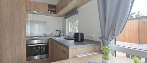 Fridge, oven, cookware/dishes/utensils