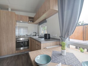 Fridge, oven, cookware/dishes/utensils - Tiny Haus Scharl by Interhome (Beilngries)