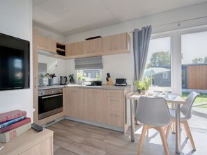 Kylskåp, ugn och grytor/köksredskap