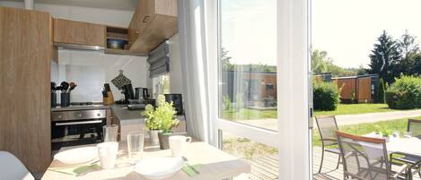 Fridge, oven, cookware/dishes/utensils