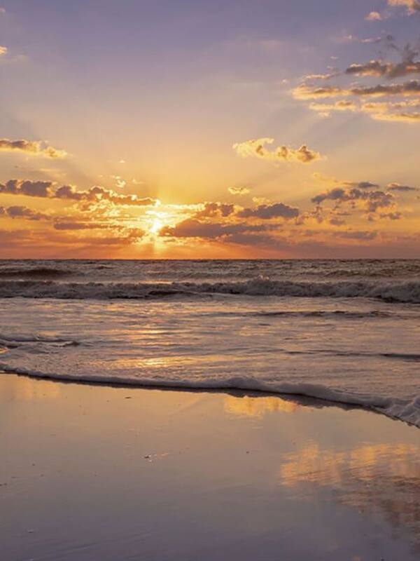 En la playa, camastros y toallas de playa