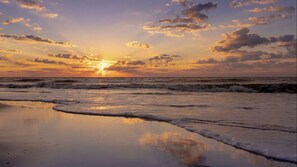 På stranden, solsenger og strandhåndklær