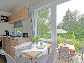 Fridge, oven, cookware/dishes/utensils