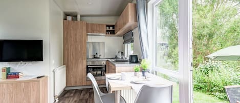 Refrigerador, horno, utensilios de cocina