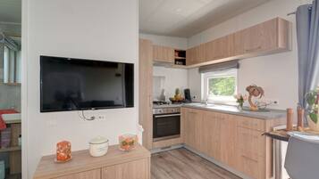 Réfrigérateur, four, batterie de cuisine, vaisselle et ustensiles