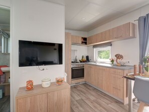 Kühlschrank, Ofen, Kochgeschirr/Geschirr/Besteck