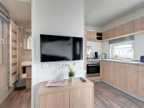 Kjøleskap, ovn og kjøkkenutstyr