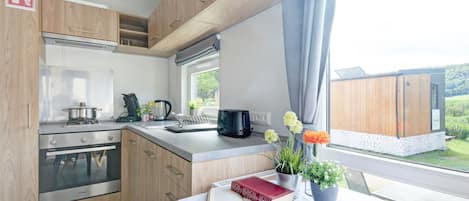 Kühlschrank, Ofen, Kochgeschirr/Geschirr/Besteck