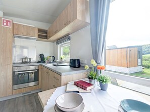 Refrigerador, horno y utensilios de cocina 