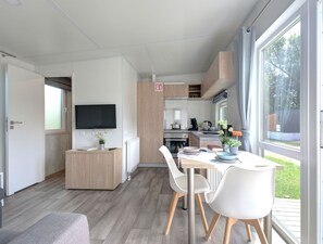 Kjøleskap, ovn og kjøkkenutstyr