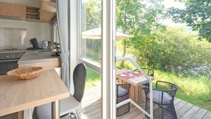 Une cuisine moderne avec des meubles en bois et une grande fenêtre.