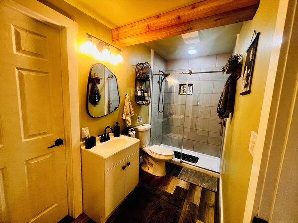 Shower, hair dryer, towels, soap - THE GREENROOM, FUNKY music themed tiny home, walking distance to downtown! (Walnut Springs)