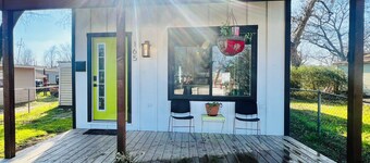 THE GREENROOM, FUNKY music themed tiny home, walking distance to downtown!
