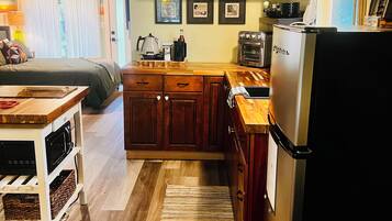 Réfrigérateur, micro-ondes, plaque de cuisson, cafetière/bouilloire