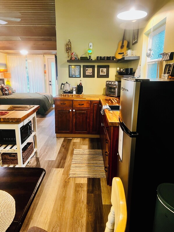 Kjøleskap, mikrobølgeovn, kokeplater og kaffetrakter/tekoker