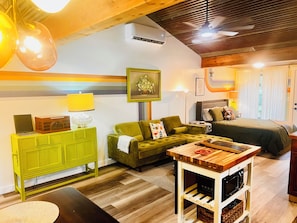 1 bedroom, free WiFi, bed sheets - THE GREENROOM, FUNKY music themed tiny home, walking distance to downtown! (Walnut Springs)