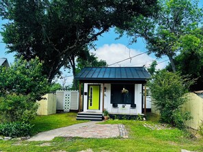 Exterior - THE GREENROOM, FUNKY music themed tiny home, walking distance to downtown! (Walnut Springs)