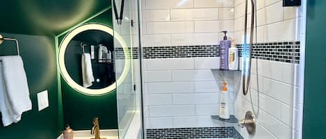 シャワー、ヘアドライヤー、タオル、石鹸