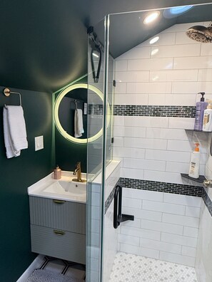 Dusche, Haartrockner, Handtücher, Seife