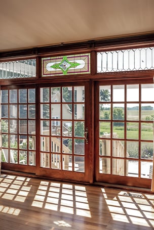 Interior. Cozy Countryside Farmhouse with spacious yard!