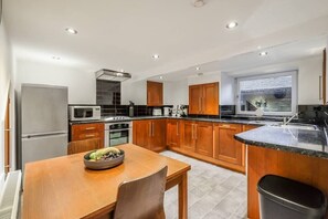 Fridge, microwave, oven, stovetop - Sleek 2B/1B Retreat in Lindley, Huddersfield (Lindley)