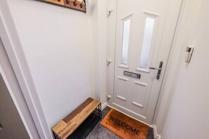 Interior - Sleek 2B/1B Retreat in Lindley, Huddersfield (Lindley)