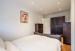 2 habitaciones, tabla de planchar con plancha, wifi y ropa de cama 