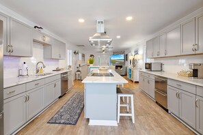 Fridge, microwave, oven, stovetop - Family Friendly Home w Heated Pool-Pets Welcomed-Private Boat Dock (North Myrtle Beach)