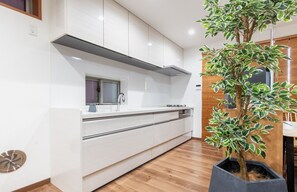 Geladeira, micro-ondas, cooktop, talheres/pratos/utensílios de cozinha