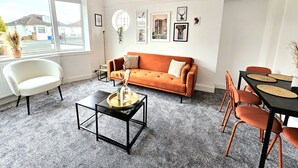 Hus – comfort, flere senger, ikke-røyk, hageutsikt | Oppholdsområde