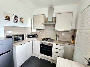 Maison Confort, plusieurs lits, non-fumeurs, vue jardin | Cuisine privée | Mini réfrigérateur, micro-ondes, four, lave-vaisselle