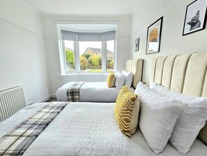 3 bedrooms, desk, iron/ironing board, free WiFi - Charming 3-Bed Oasis-free parking (Glasgow)