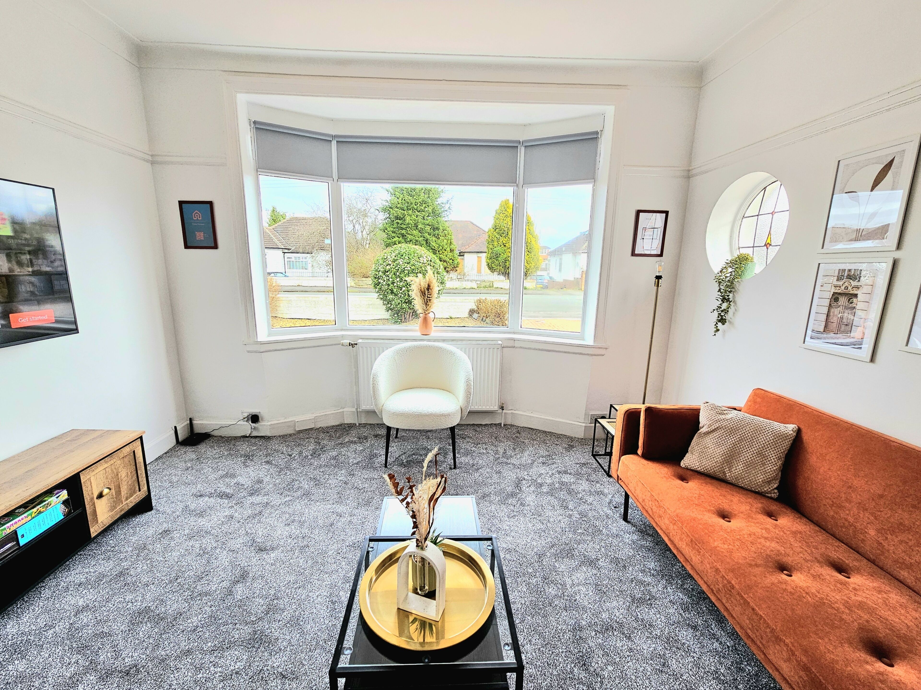 Nhà tiện nghi đơn giản, nhiều giường, không hút thuốc, quang cảnh vườn | Khu phòng khách | Smart TV 50-inch có truyền hình kỹ thuật số 