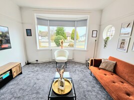 Comfort House, Multiple Beds, Non Smoking, Garden View | Living area | 50-inch Smart TV with digital channels